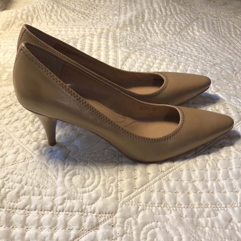 ✨NWT✨Tahari • Brett Pumps